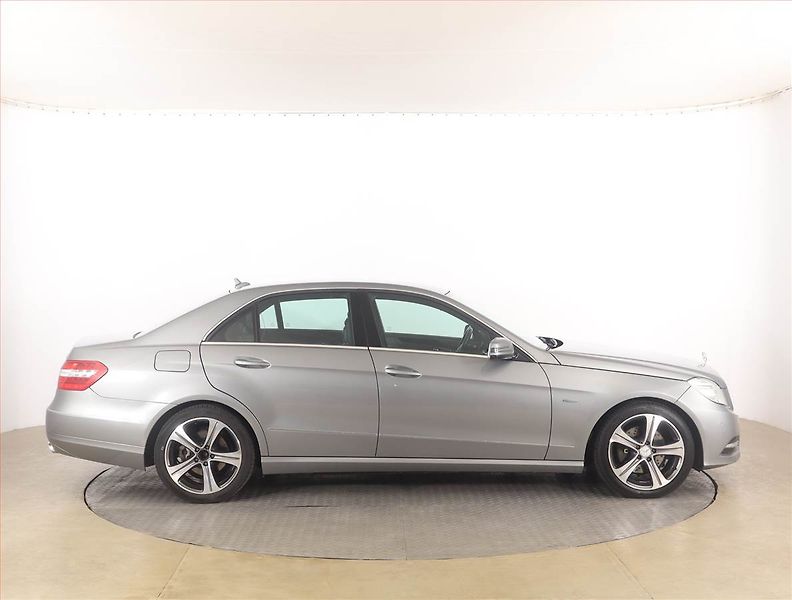 Mercedes-Benz Třídy E (2011) Avantgarde E 350 CDI 4MATIC - fotka 6 z 17