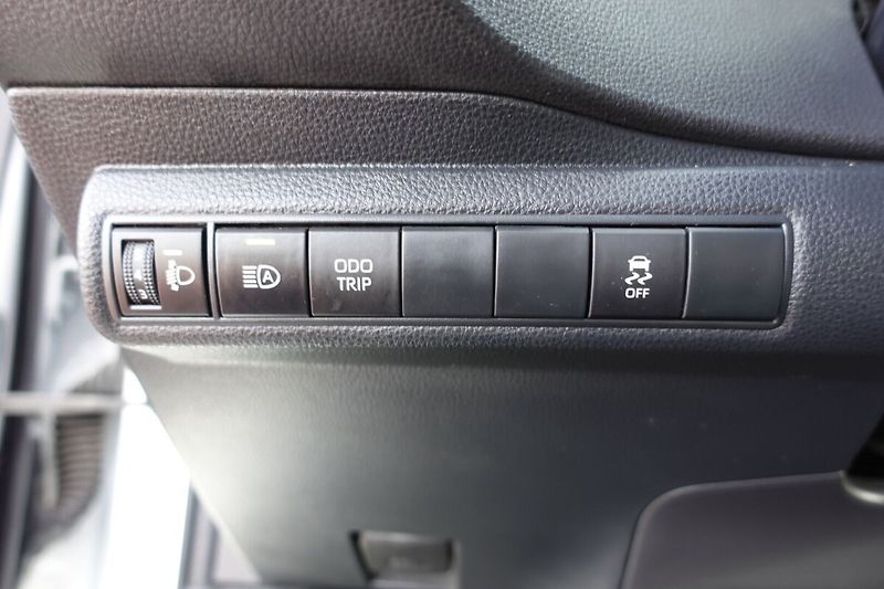 Toyota Corolla 2,0HSD 112kW Comfort Tech - fotka 19 z 32