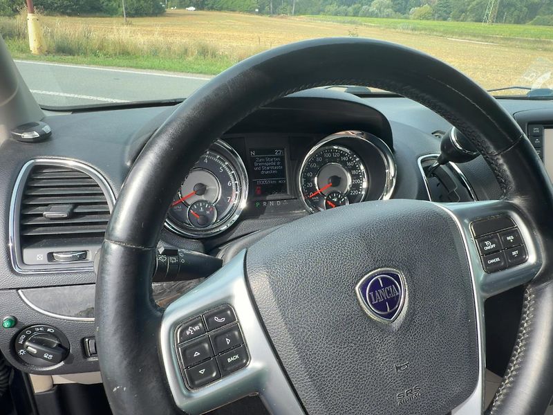 Lancia Voyager (2012)  Town 3,6 DVD Navi 2012 - fotka 20 z 20