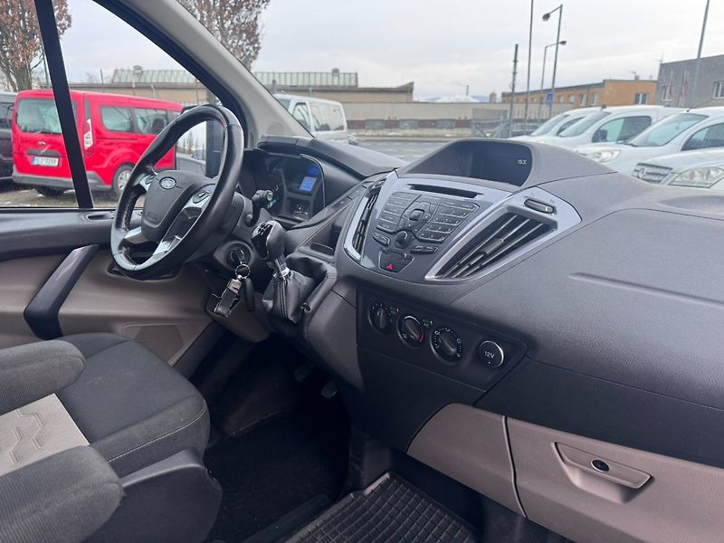Ford Tourneo Custom (2018) 2,0D 125KW 8 MÍST TITAN 1.MAJ - fotka 37 z 49