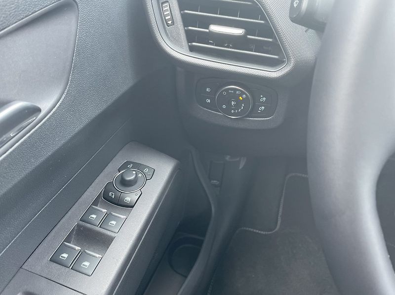 Ford Tourneo Courier Titanium, Tourneo, 43 kWh Elek - fotka 17 z 24