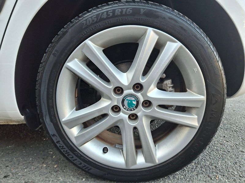 Škoda Fabia (2011) Sport 1,2TSi 63kW - fotka 28 z 28