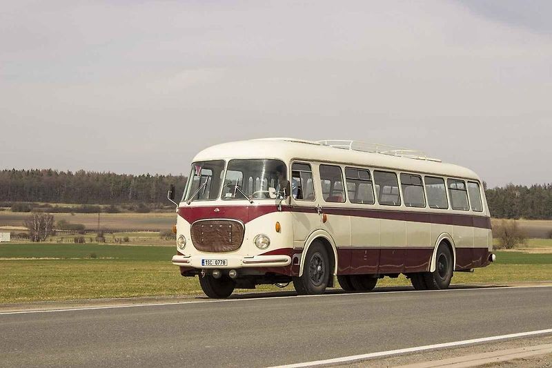 Tomuto autobusu je přesně padesát let. A je zcela původní