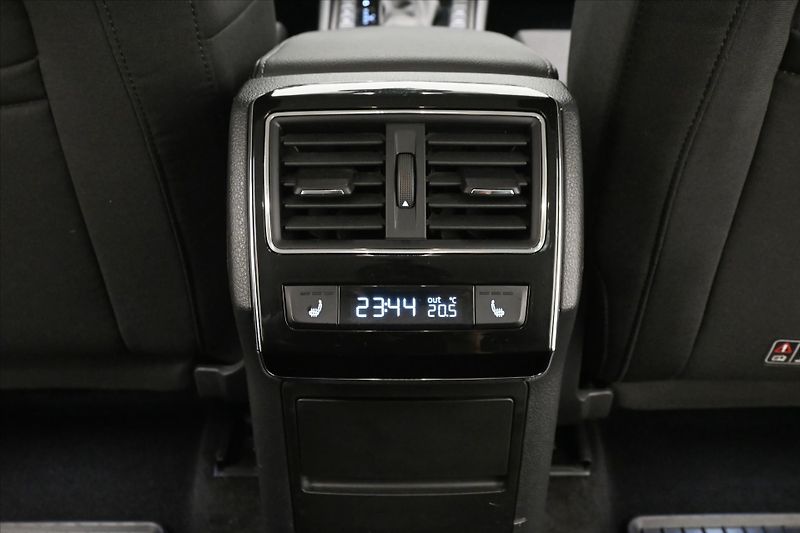 Škoda Superb 1,4 TSI iV 160 kW DSG Style Zá - fotka 22 z 31