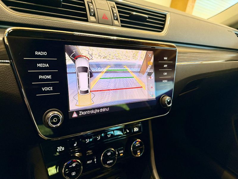 Škoda Superb 2.0 TDi 110 Kw DSG Style Plus - fotka 14 z 28