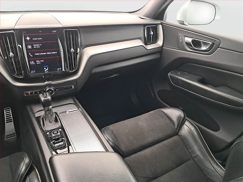 Volvo XC60 (2018) R-Design D4 AWD - fotka 7 z 18