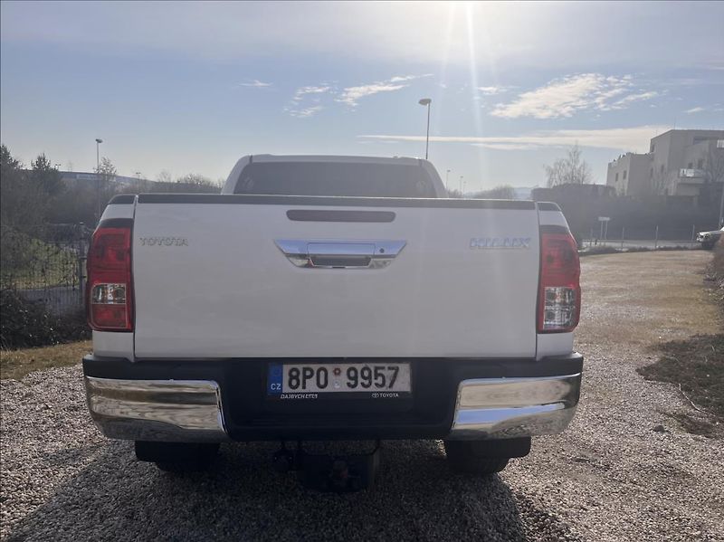 Toyota Hilux DC 2,4 D-4D 6 MT Active 4X4 - fotka 6 z 27