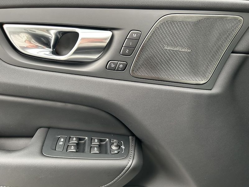 Volvo XC60 2.0  B4 4x4 PLUS  Black - fotka 30 z 30