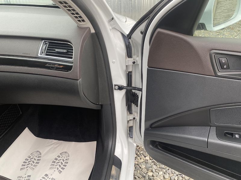 Škoda Superb 2.0TDi 4x4 170PS DSG L+K COMBI - fotka 124 z 158