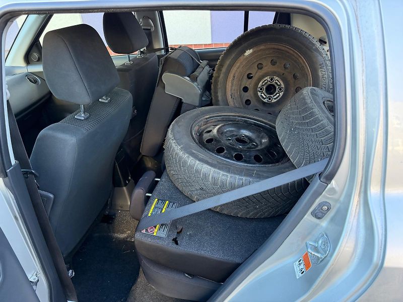 Suzuki Swift 1,3 16V 4x4 / sada pneu / - fotka 11 z 21