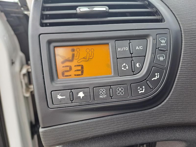 Citroën Grand C4 Picasso (2011) 1.6 HDi 7 MÍST - fotka 24 z 31
