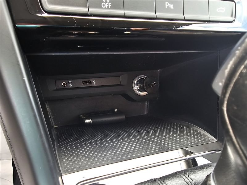 Volkswagen Touran 1,4 Tsi 110KW DSG Sound 7MÍST - fotka 22 z 47