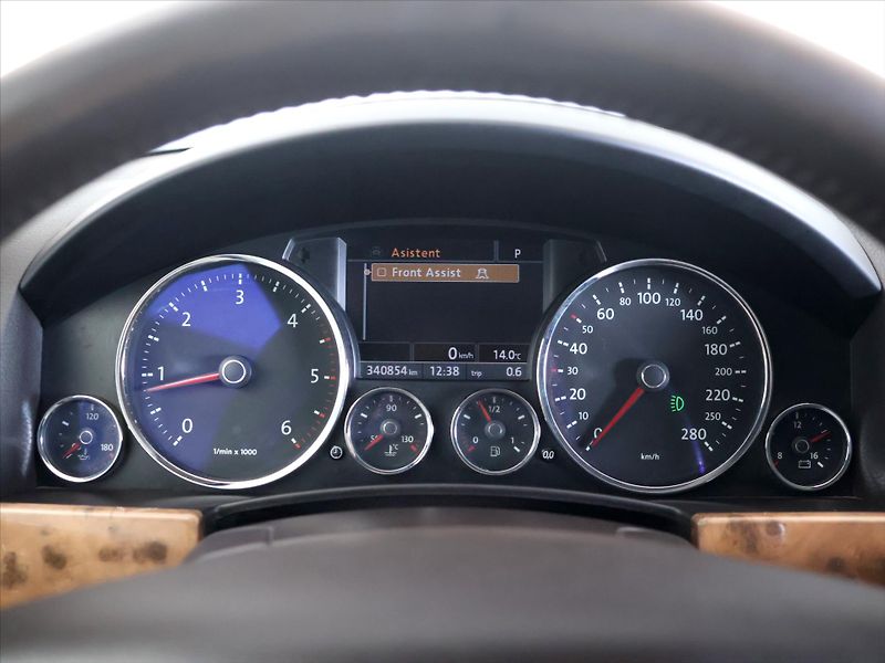 Volkswagen Touareg 3,0 TDI V6 176kW Tiptronic CZ - fotka 20 z 39