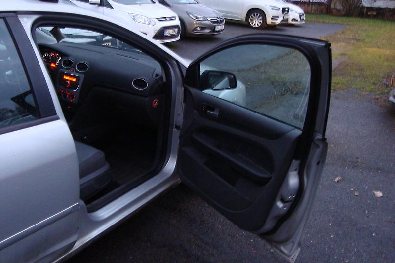 Ford Focus (2007) 1.6i,ČR,Pravid.serv.STK 5/2027 - fotka 33 z 54