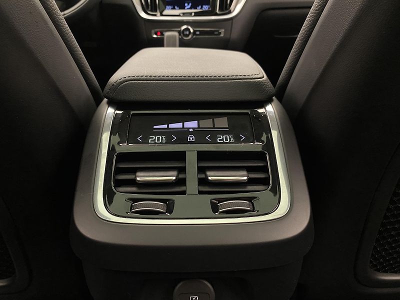 Volvo V60 CC B5 AWD BRIGHT PLUS AUT  - fotka 32 z 45