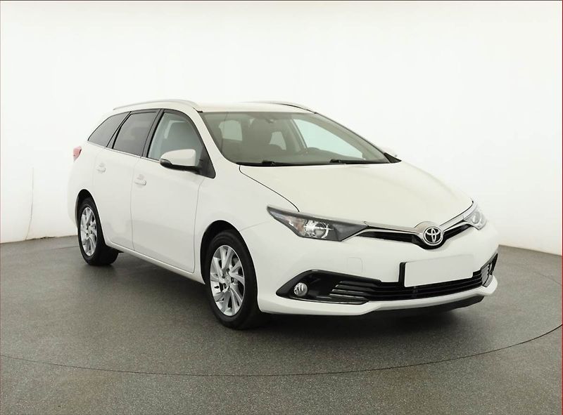 Toyota Auris (2015) 1.6 Valvematic, ČR,1.maj - fotka 1 z 18