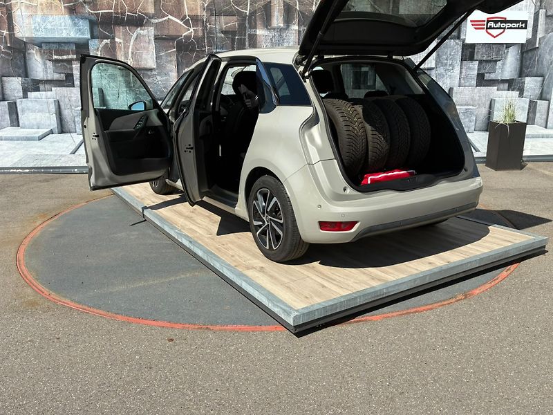 Citroën C4 Picasso (2017) 1.6HDi,88KW,MASÁŽ, BLIS, 1.MAJ - fotka 9 z 35
