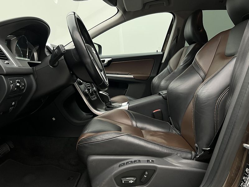 Volvo XC60 D5 AWD SUMMUM AUT CZ - fotka 3 z 38