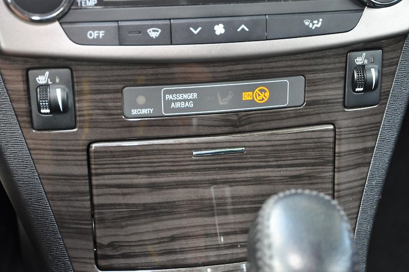 Toyota Avensis 1.8 Valvematic A/T Kůže - fotka 13 z 14