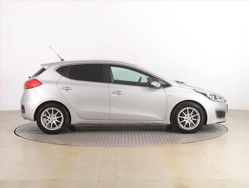 Kia Ceed (2015) 1.4 CVVT, Serv.kniha, Tempomat - fotka 6 z 17