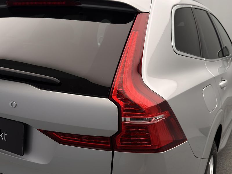 Volvo XC60 B4 AWD MOMENTUM PRO REZERVACE - fotka 20 z 43