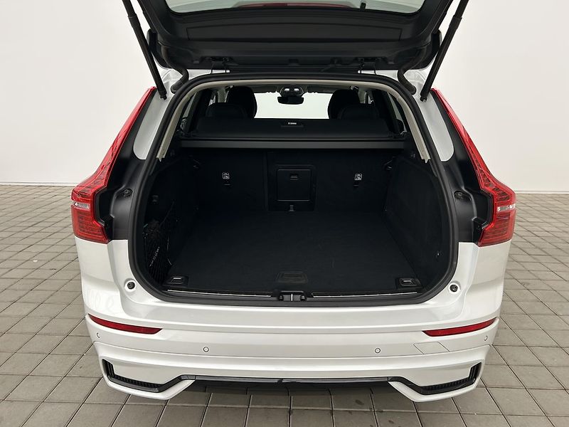 Volvo XC60 2.0  B4 4x4 PLUS  Black - fotka 12 z 30