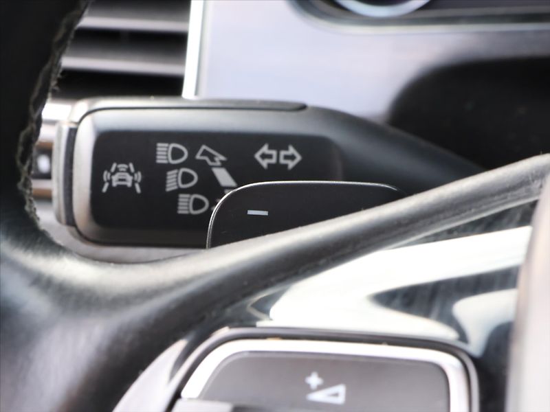 Volkswagen Touareg 3,0 TDI V6 DSG R-LINE CZ 4M - fotka 15 z 29