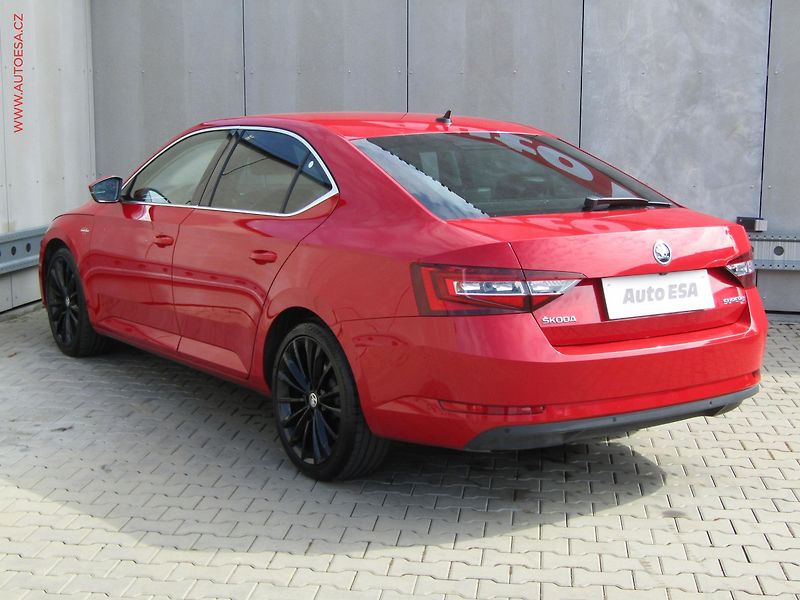 Škoda Superb (2018) 2.0 TDi, ČR, L&K, DSG, kůže - fotka 6 z 17