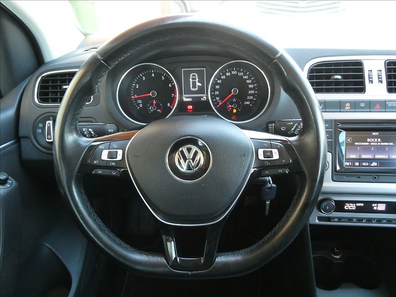 Volkswagen Polo 1,2 TSi 66kW HIGHLINE,serviska - fotka 30 z 39