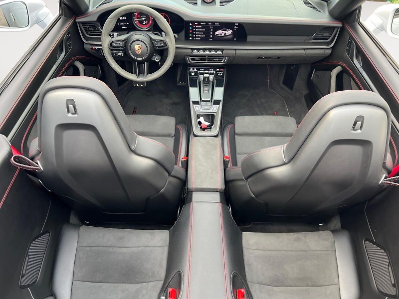Porsche 911 (2024) Carrera GTS Cabrio SportChrono - fotka 6 z 31