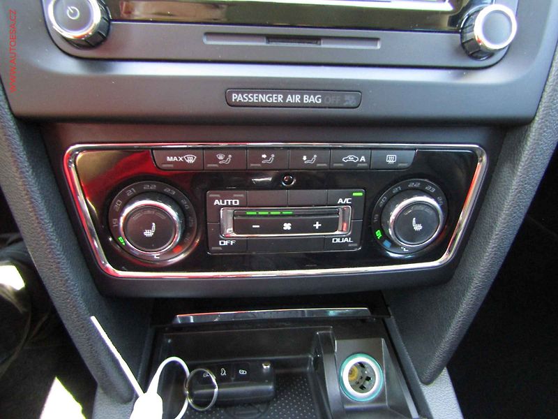 Škoda Superb (2014) 2.0TDi, Elegance, DSG, navi - fotka 14 z 23