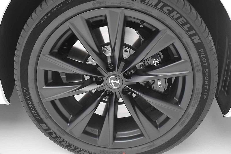 Lexus odtajnil novou generaci svého bestselleru RX