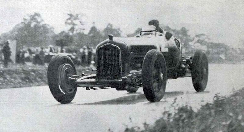 Louis Chiron jako vítěz Velké ceny Francie 1934. Od narození legendárního závodníka, který se stal velice populárním i v Československu, letos uplynulo 125 let.