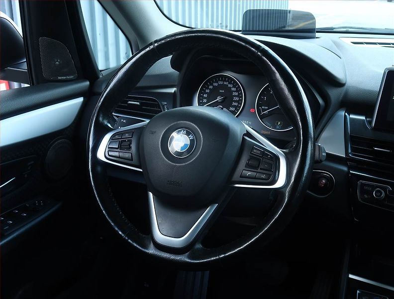 BMW Řada 2 (2017) 225xe Active Tourer, 4X4 - fotka 25 z 27
