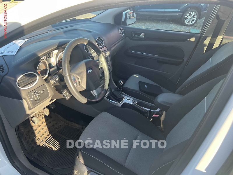 Ford Focus (2011) 1.6 TDCi, ČR, AC, park.asist - fotka 3 z 3