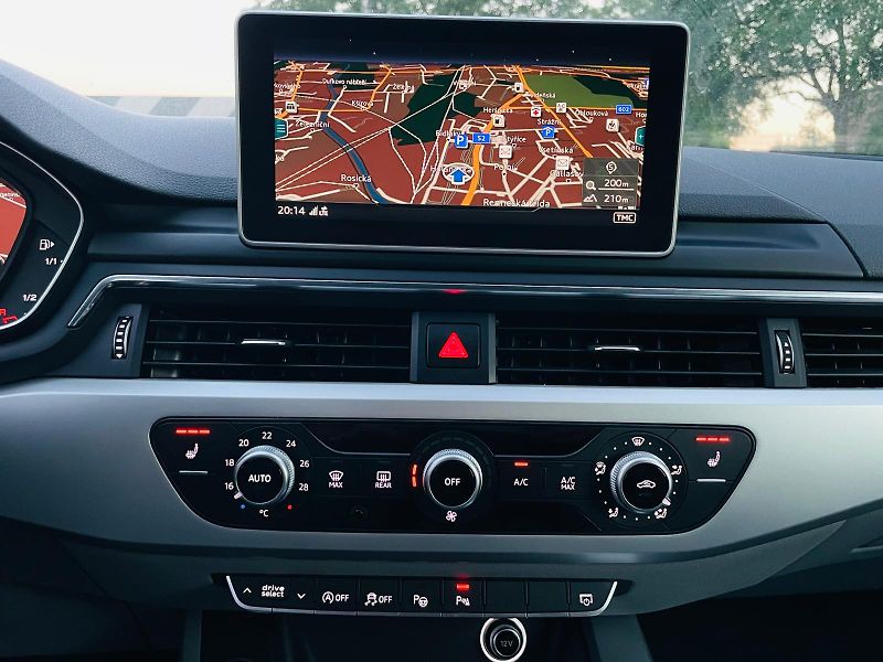 Audi A5 2.0i 140KW AUT KAMERY VÝHŘEV - fotka 35 z 52