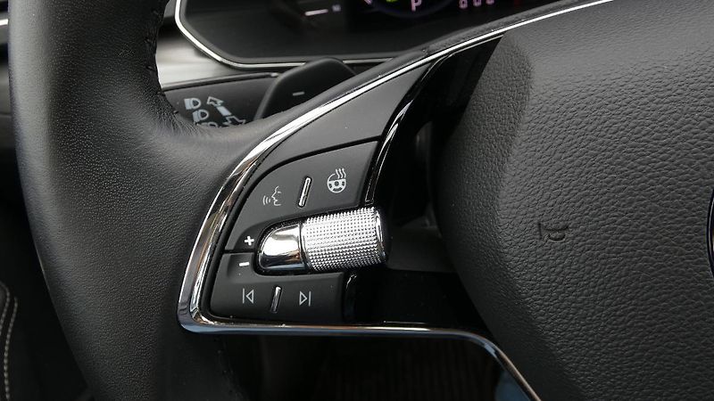 Škoda Superb Combi 2,0 TDI DSG Style - fotka 12 z 24