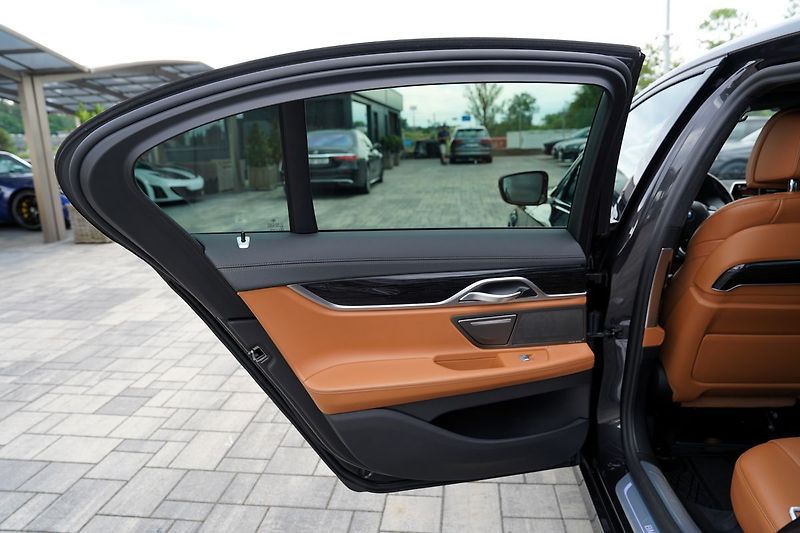 BMW Řada 7 d xDrive/9AT/Lasery - fotka 16 z 44