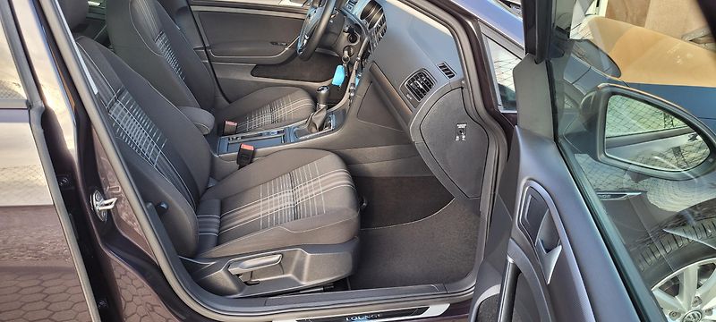 Volkswagen Golf (2015) 7 1,2 TSi 81kW benzín Lounge - fotka 15 z 35