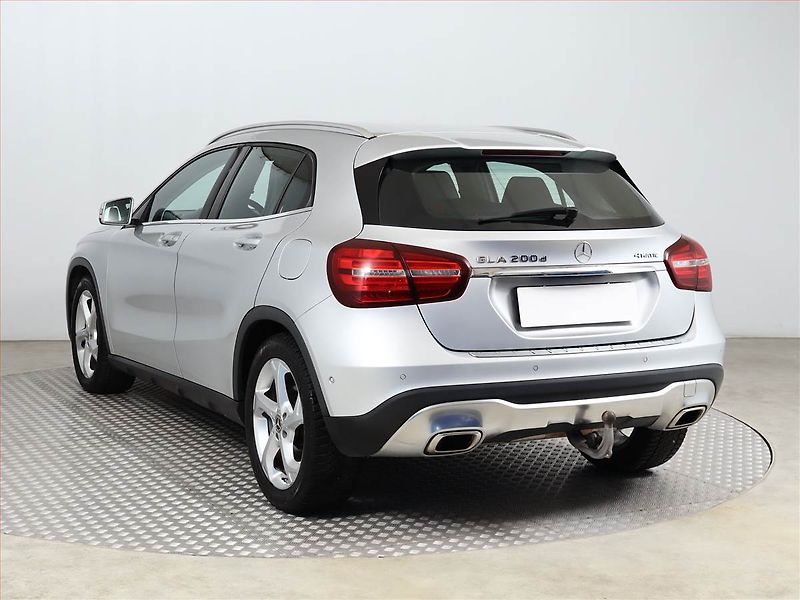 Mercedes-Benz GLA (2018) 200 d 4MATIC, 4X4 - fotka 4 z 19