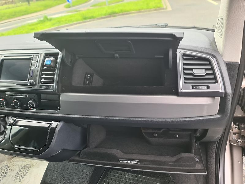 Volkswagen Multivan (2016) T6 2.0 TDi 110-KW NAVI OLOMOUC - fotka 34 z 103