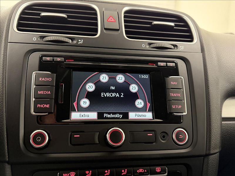 Volkswagen Golf 1,6 TDi 77 KW DSG NAVI PDC - fotka 17 z 31