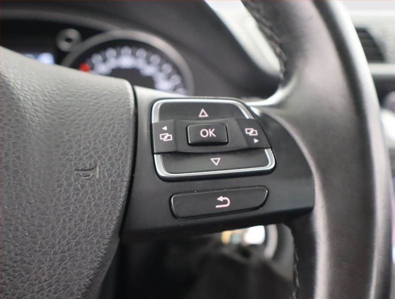 Volkswagen Passat (2013) Comfortline 1.6 TDI, Navi - fotka 17 z 24