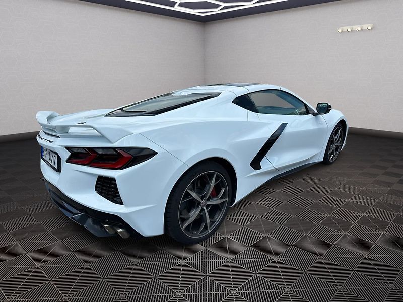 Chevrolet Corvette (2022) C8 Stingray 6.2 V8 354kW Targa - fotka 11 z 33