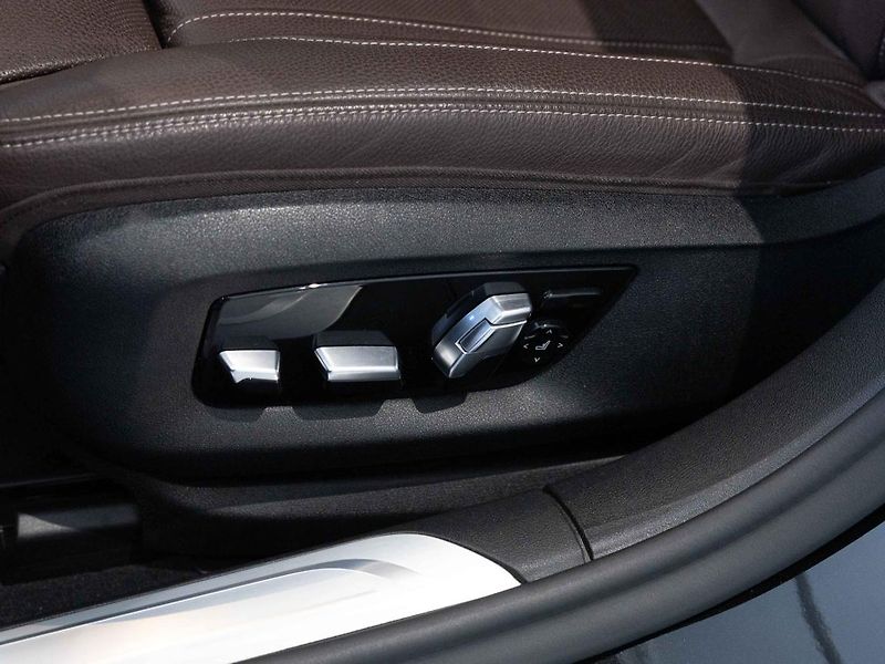 BMW Řada 7 750Li xDrive Sedan - fotka 19 z 22