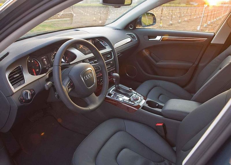 Audi A4 se v první generaci chlubila nápaditými propagačními snímky.
