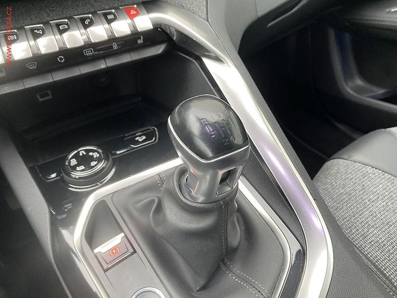 Peugeot 3008 (2019) 1.5 HDi, Allure, LED, kamera - fotka 14 z 18