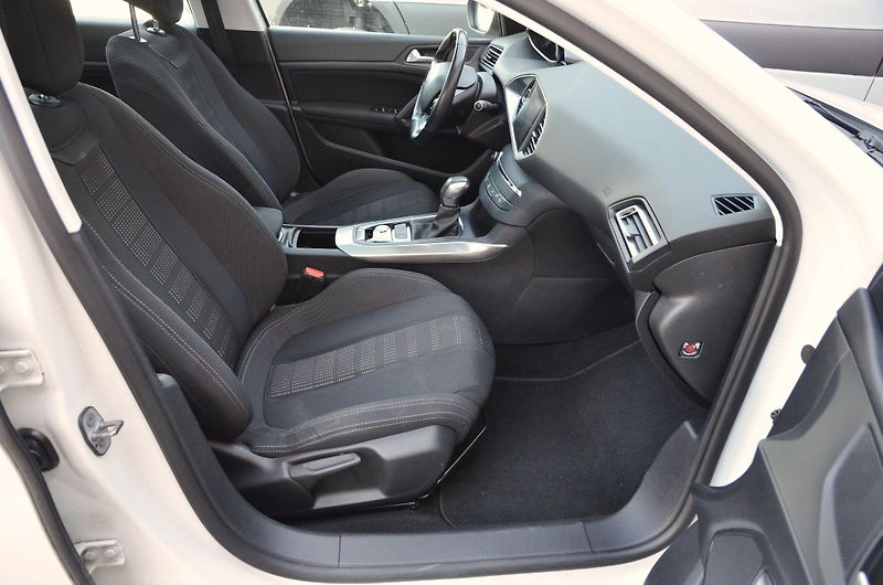 Peugeot 308 (2017) SW 1.2 96kW Allure / AUTOMAT - fotka 11 z 39