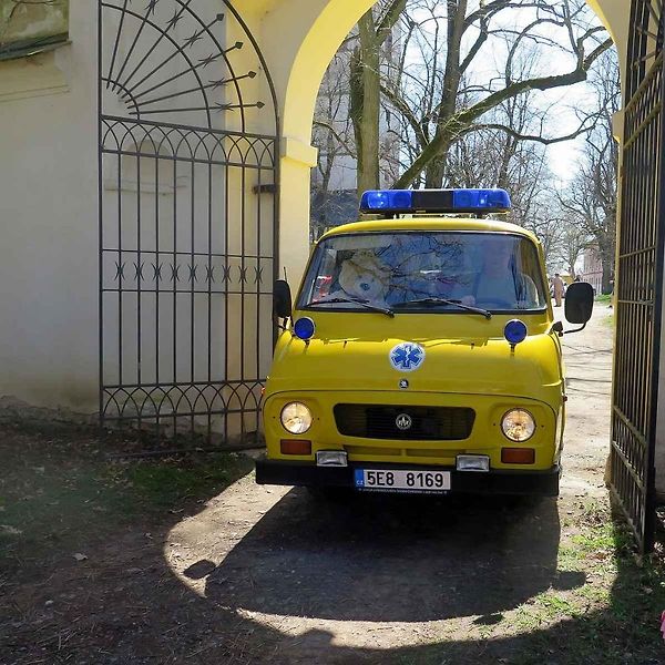 Kulatá světla, blýskající se chromy, brumlavé motory. Majitelům historických skvostů vyšla jejich první letošní projížďka na jedničku.