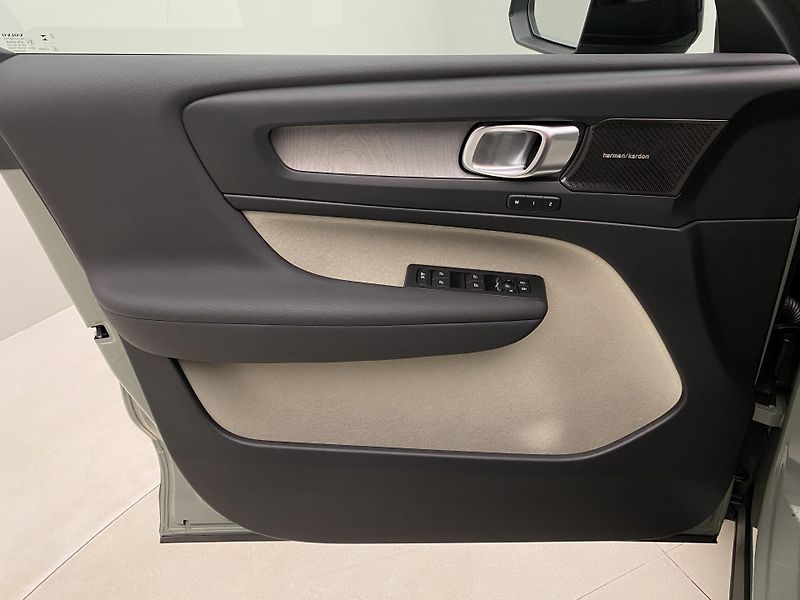 Volvo XC40 B4 DARK ULTRA AUT CZ - fotka 7 z 59
